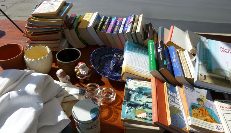 Bücher auf dem Markttisch beim  Geben- und Nehmen-Markt, Foto: Ursula Bock, Lizenz: LHP