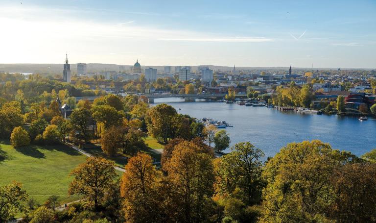 Das Foto zeigt Potsdam in einer Luftaufnahme.